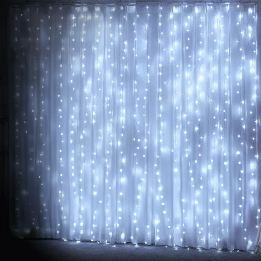 luces planas de cortina con batería 3AA, color blanco frío. Ideal para decorar y ambientar espacios. Medidas de 1m x 1m, perfectas para cualquier ventana o área.